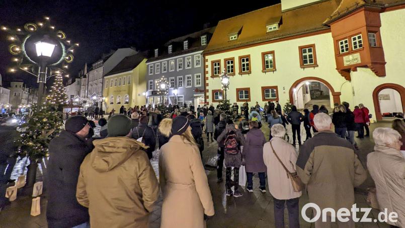 Viele Marktredwitzer freuen sich auf die Adventszeit und singen mit der Blaskapelle in der Fußgängerzone. Bild: Sascha Fuchs/fph