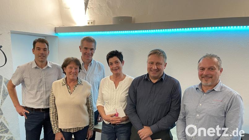Der TC Rot-Weiß Paulsdorf ehrt langjährige Mitglieder (von links): Thomas Poeplau, Spartenleiterin Klara Mulzer, Michael Mulzer, Irene Koch, Wolfgang Bernet und SSV-Vorsitzender Hans-Jürgen Hammer. Bild: Nicola Wallner/exb