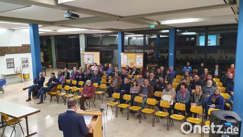 Bürgermeister Karlheinz Budnik informiert die knapp 60 Zuhörer in der Bürgerversammlung über das Stadtgeschehen. Bild: Lowak