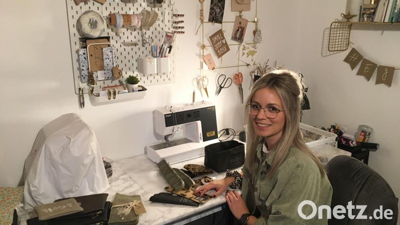 Sabine Nosseck im Nähstudio mit Neela (Nähmaschine im Hintergrund). Alles hat seinen festen Platz und ist doch griffbereit. Anders kann sie nicht arbeiten. Bild: ihl