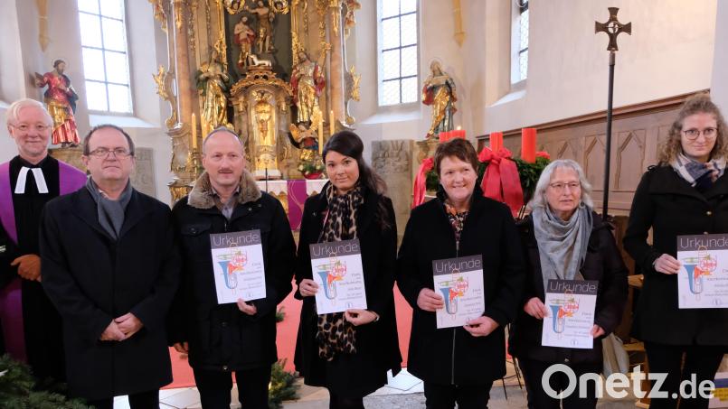 Pfarrer Wilfried Römischer (links ) und Obmann Richard Riedel (Zweiter von links) danken Wolfgang Lang, Julia Bayer, Elisabeth Pröls, Sieglinde Schätzler und Annika Bock ( von links ) für ihre Treue zum Posaunenchor. Bild: le