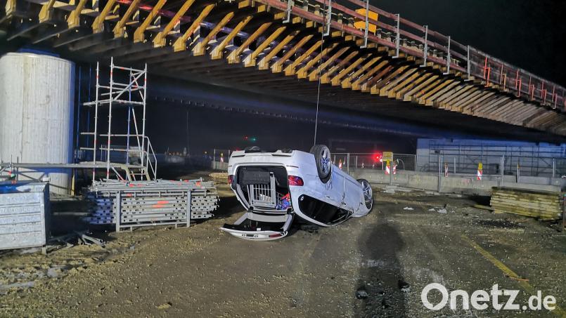 Am Pkw entstand ein Totalschaden in Höhe von rund 25.000 Euro. Bild: Markus Dietrich, FF Wenzenbach