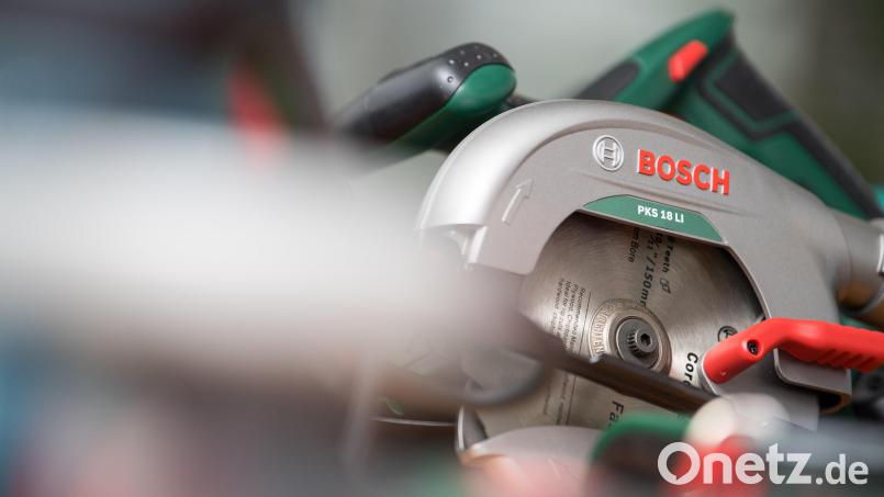 Ein 62-Jähriger ist bei Holzarbeiten in das Sägeblatt einer Kreissäge geraten. Symbolbild: Sebastian Gollnow/dpa