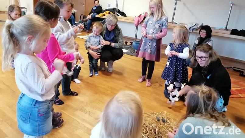 Kuh „Flecki“ (rechts) erzählte den Kindern vom Weihnachtsfest. Bild: mez