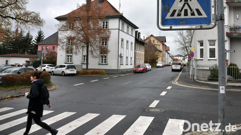 Der Fußgängerüberweg an der Weißenburger Straße führte im Verkehrsausschuss zu Diskussionen, weil dort Tempo 30 eingeführt werden soll. Bild: Stephan Huber