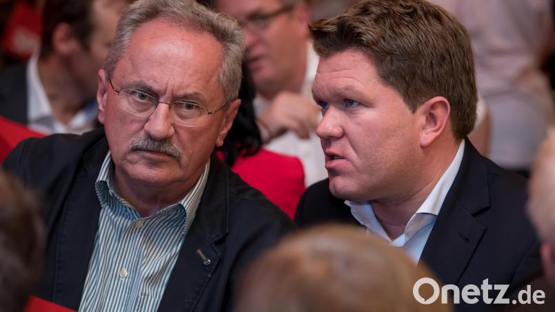 Florian Post (rechts) mit seinem engen politischen Freund, dem früheren Münchener Oberbürgermeister Christian Ude. Auch wenn beide nicht mehr derselben Partei angehören, bleibe der Kontakt sehr eng, versichert Post. Archivbild: Sven Hoppe