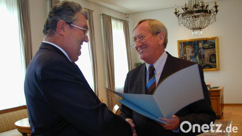 Hans Zehetmair (rechts) mit FH-Gründungspräsident August Behr. Archivbild: Umlauft