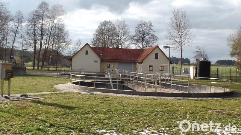 In den kommenden Jahren wird der Abwasserzweckverband Schlammersdorf-Vorbach mit nicht unerheblichen finanziellen Aufwand in seine Kläranlage (unser Bild) investieren und soll gänzlich aus den Rücklagen finanziert werden, mit der Folge, dass künftig die Betriebskostenumlage sehr stark ansteigen wird. Bild: br