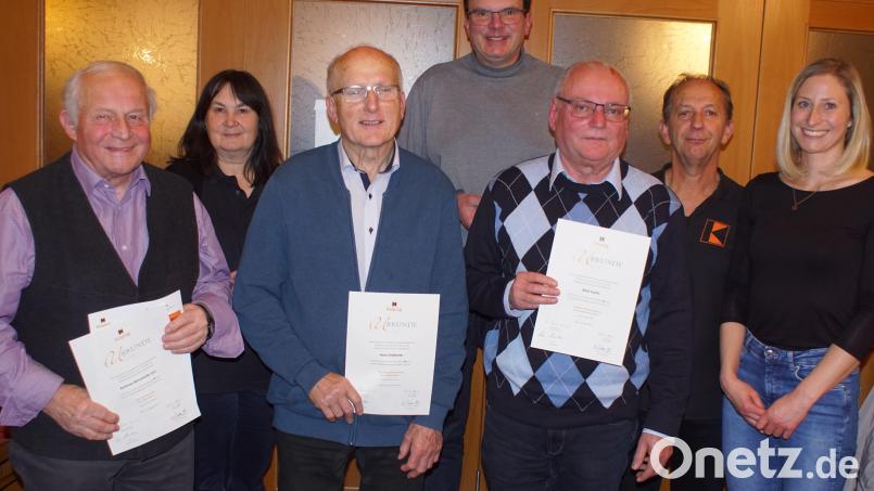 Bei der Kolpingsfamilie standen Ehrungen an, zu denen stellvertretende Landrätin Birgit Höcherl gratulierte. Im Bild (von links) Andreas Wirnshofer (50 Jahre), zweite Vorsitzende und stellvertretende Landrätin Birgit Höcherl, Hans Feldmeier (60 Jahre), Präses Wolfgang Dietz, Alois Fuchs (25 Jahre), Vorsitzender Hans Herrmann und Angelika Hunger. Bild: Höcherl/exb