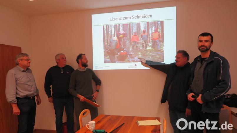 Im theoretischen Teil des Motorsäge-Kurses klärte Franz Meier (Zweiter von rechts) die Waldbesitzer über die Gefahren bei der Waldarbeit mit der Motorsäge auf. Bild: jzk