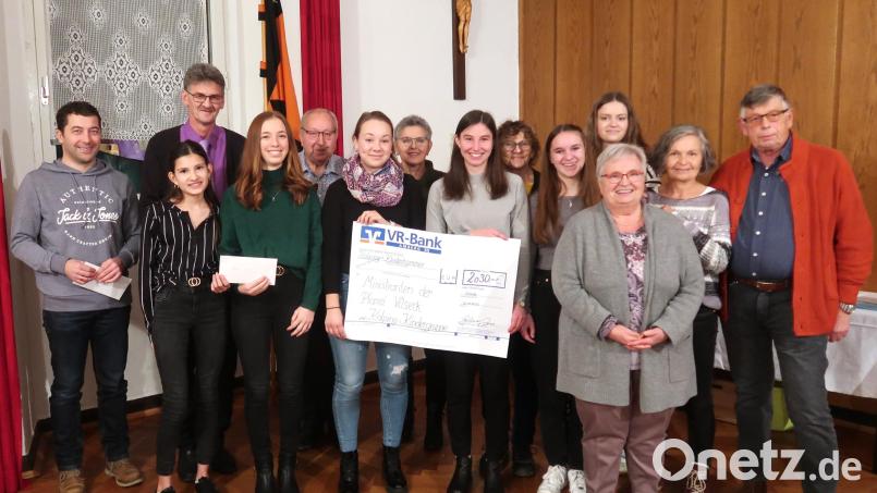 Über Zuwendungen freuen sich die Vertreter der drei Ministranten-Gruppen aus Vilseck, Schlicht und Sorghof sowie die Leiterin der Kolping-Kindergruppe, Johanna Kurz, (Sechste von rechts). Erich Gebhardt (rechts) und seine Frau Leni (Dritte von rechts) betreiben die Kleiderkammer seit sieben Jahren mit großem Engagement. Bild: rha