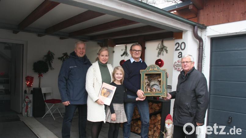 Bei der Familie Pröls (Mitte) in Schnaittenbach findet das Kastenkripperl der Schnaittenbacher Krippenfreunde mit ihren Vorsitzenden Uli Reindl (links) und Peter Pichl (rechts) seine erste Herberge. Bild: ads