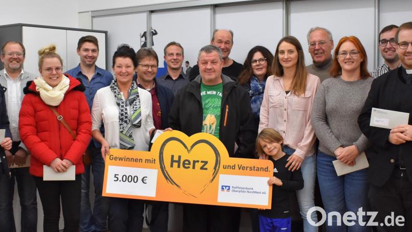 Viele gemeinnützige Institutionen sind mit Spenden der Raiffeisenbank OberpfalzNord eG bedacht worden. Das Bild zeigt die Vereinsvertreter mit Vorstandssprecher Joachim Geyer (links). Bild: rgr