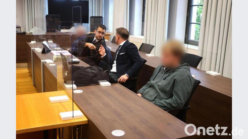 Ein Landwirt (l) und sein Sohn (r) sitzen mit ihren Anwälten auf der Anklagebank. Bild: Karl-Josef Hildenbrand/dpa/Archivbild