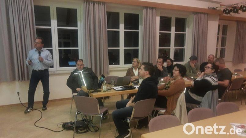 Sprecher Wolfgang Doleschal moderierte den Abend, bei dem Filme und Fotos gezeigt wurden. Auch Sybille Kießling war nach Brand gekommen. Bild: ld