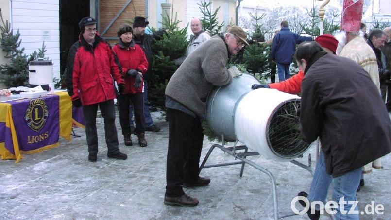 Beim Christbaumverkauf langen die Lions-Mitglieder wie alle Jahre kräftig mit zu. Das gilt sowohl für das Abholen der frisch geschlagenen Bäume als auch für zum Verpacken in Netze. Archivbild: usc
