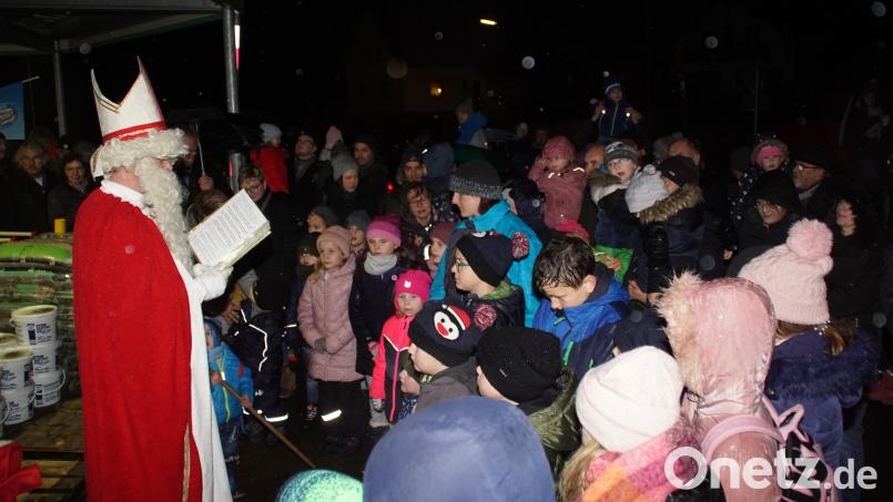 Beim Adventsmarkt in Schönsee scharten sich die Kinder um den Nikolaus. Bild: mmj