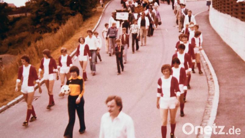 In rot-weißen Trikots, weißen Hosen und roten Stulpen beteiligte sich die Damenmannschaft der SpVgg Pirk mit Trainer Alois Treml (vorne rechts) und der Neuhauserin Renate Punzmann (linke Reihe, Dritte von vorne) vor 40 Jahren am Festzug zum 30-jährigen Bestehen der DJK Neuhaus. Bild: Familienarchiv Punzmann