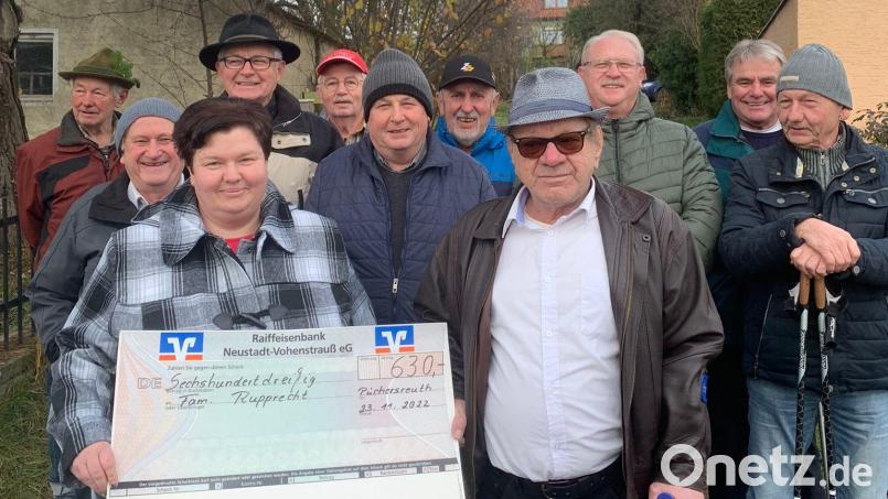 Spendenübergabe Mittwochswanderer Bild: Waltraud Troppmann/exb