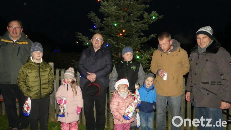 Freuen sich die Kinder über Geschenktüten bedanken sich Bürgermeister Marcus Gradl (rechts) und KSV-Vorsitzender Harald Drobig (links) bei Franz Koppe (Mitte) für die spontane Beleuchtungsspende. Bild: rn