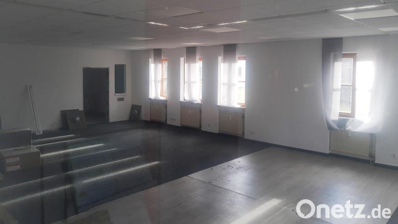 Der Geschäftsraum der ehemaligen Sparkasse ist geräumt. Vorarbeiten, wie den Ausbau der Glaswände, haben die Gemeindearbeiter erledigt. Nun erwartet die Gemeinde den Fußbodenleger, Anfang Dezember sollen die neuen Möbel kommen. Bild: ld