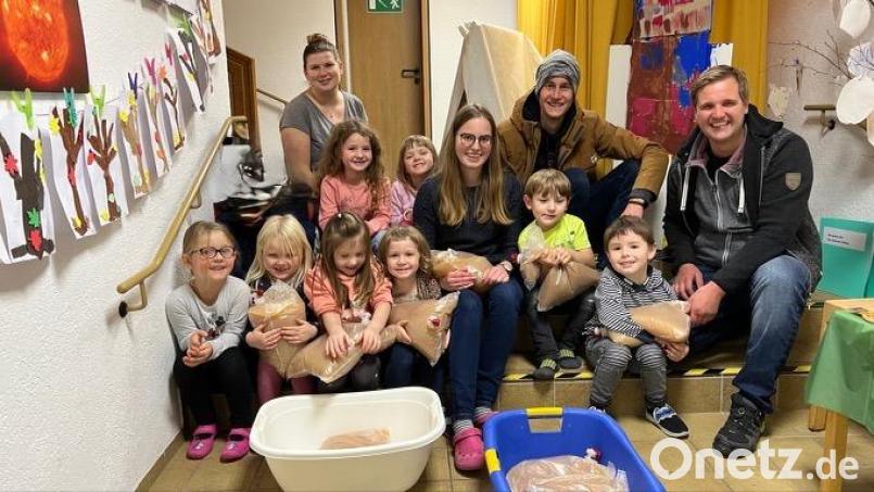 Mit einem breiten Grinsen im Gesicht nehmen die Kita-Kinder mit Erzieherin Franziska Beer (vorne, Mitte) und Kinderpflegerin Julia Eismann (oben, links) den Saft von JU-Vorsitzendem Pius Stahl (hinten, rechts) und Florian Plödt (vorne, rechts) entgegen. Bild: cro