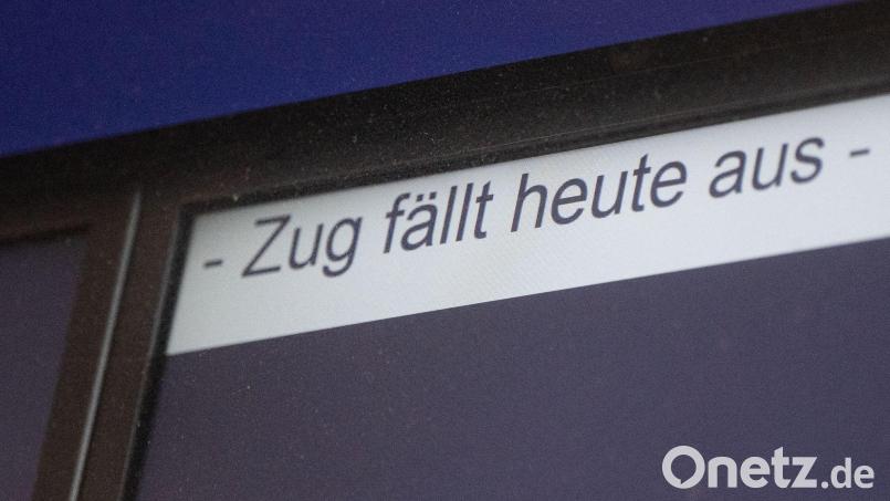 Eine Anzeige weist auf einen Zugausfall hin. Symbolbild: Marijan Murat/dpa/Symbolbild