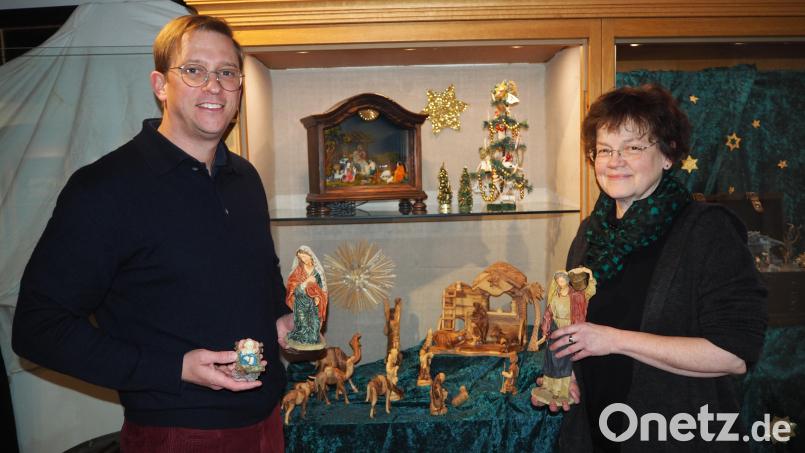 Museumsreferent Tobias Knauer und die Leiterin des Neustädter Stadtmuseums, Ursel Wiechert, können sich über neue Exponate freuen. Die Neustädterin Maria Mende hat dem Museum ihre Krippensammlung überreicht. Bild: krb