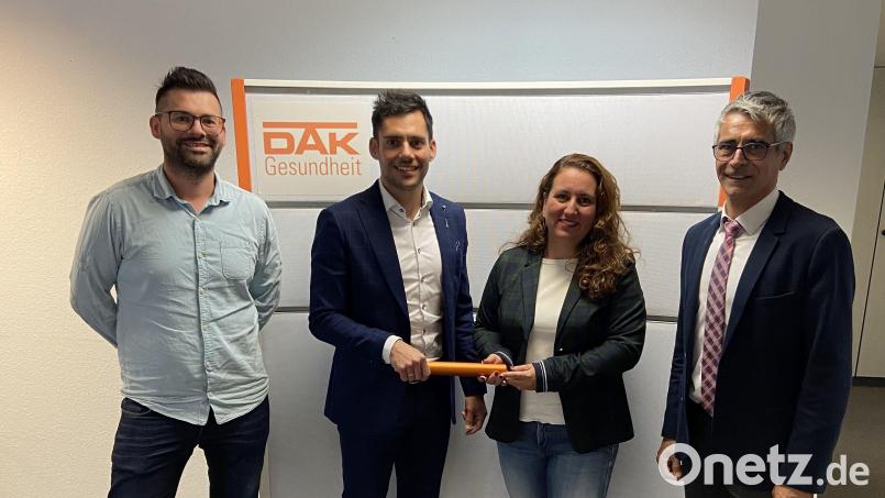 Neuer Chef bei der DAK (von links): Martin Schmidt (Stellvertreter), Leiter Stefan Wittmann, Caroline Schießl (Vorgängerin) und Hermann Zeissner (Leiter Serviceregion Nordbayern) . Bild: DAK Amberg/exb