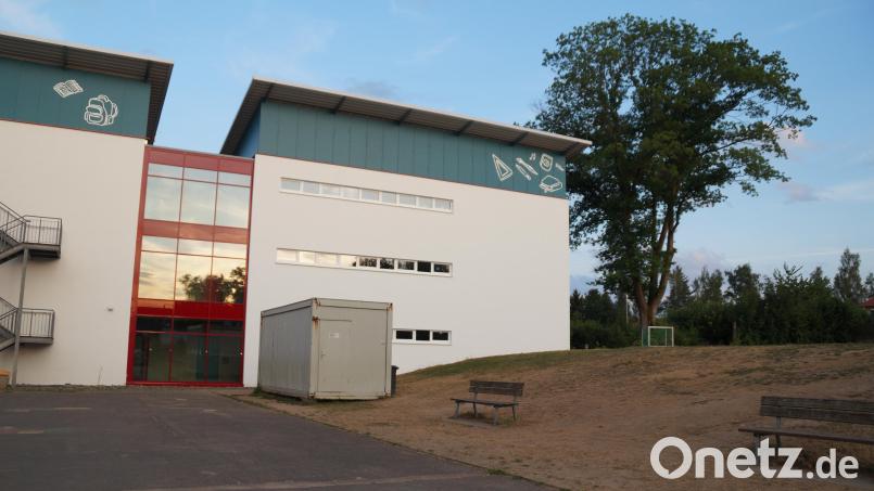 Der Erweiterungsbau als Holzbau mit Schichtstoffverkleidung wird im rückwärtigen Bereich der Grundschule (rechts im Bild) errichtet. Dafür gab es grünes Licht vom Stadtrat Bild: wel