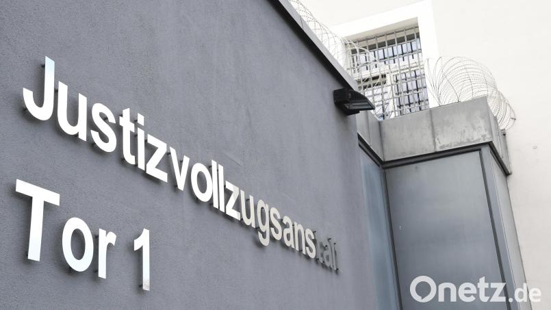 In der Justizvollzugsanstalt Amberg wurde einem Häftling die Kleidung mit der Schere vom Leib geschnitten. Danach bekam er eine Unterhose aus Papier. Bild: Petra Hartl