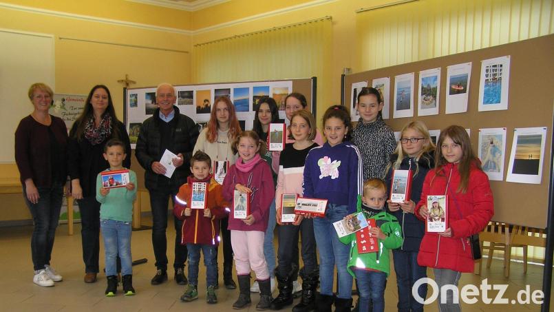 Familienbeauftragte Monika König (hinten, von links), Jugendbeauftragte Alexandra Mark-Sischka und Bürgermeister Peter König überreichten an die Kinder, die am Fotowettbewerb teilgenommen haben, zur Belohnung jeweils ein Puzzle ihres Siegerfotos. Bild: öt