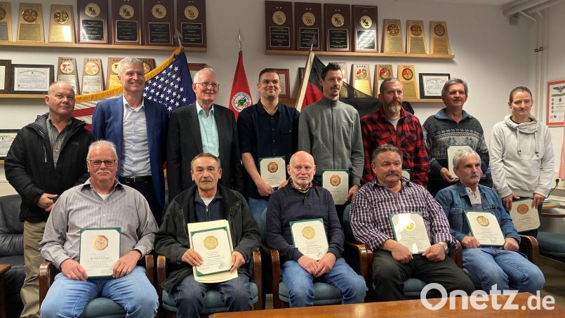 Helmut Haufe (Dritter von links) zeichnet mit Hans-Jürgen Pirner (Zweiter von Links) die langjährigen zivilen Mitarbeiter der US Army aus. Bild: Hans-Jürgen Pirner/exb