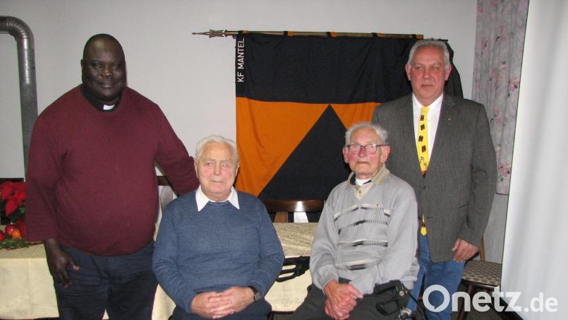 Vorsitzender Georg Seiser (rechts) und Pfarrvikar Robert Amandu (links) überreichten Urkunden und Auszeichnungen an Georg Gleißner (sitzend, rechts) und Siegfried Schubert (sitzend, links). Bild: knh
