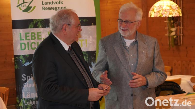Manfred Kellner (rechts) übergibt eine Spende an Pfarrer Gerhard Pausch für das &quot;Adventslicht&quot;. Bild: fvo