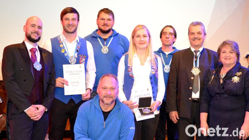 Über den Ehrenorden des Landesverbands freuen sich Alexander Zwack, Andreas Fritsch, Christina Gruber und Thomas Grundler (stehend, von links) ebenso, wie Vorsitzender Gerald Grosser (vorne) über die Auszeichnung mit dem bayerischen Steckkreuz. Bild: fjo