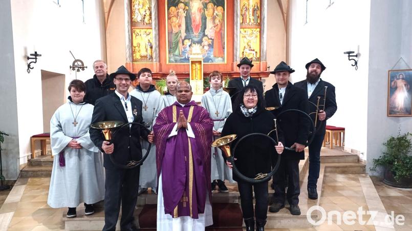 „Bitte spielen Sie auch im nächsten Advent wieder bei uns in der Kirche“, bat Pfarrer Lawrence Michael (vorne, Mitte) die Kaibitzer Schlossbläser. Bild: jzk