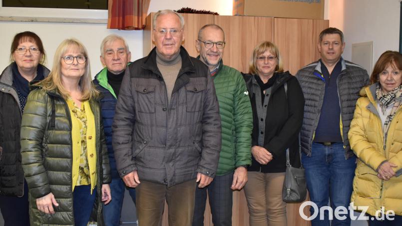 Helmuth Wächter (Vierter von links) wurde wieder als Vorsitzender des Bürgervereins Städtedreieck gewählt. Bild: rgr