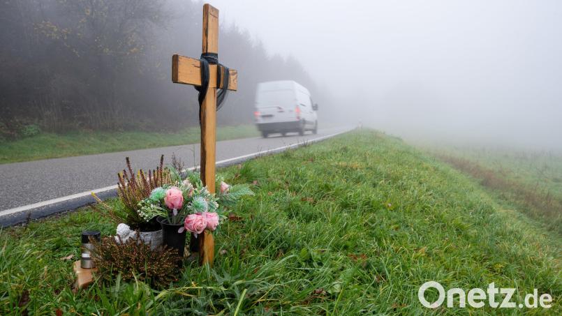Ein Holzkreuz zum Gedenken wurde am Tatort an der K22 bei Kusel aufgestellt, wo Ende Januar 2022 zwei Polizisten im Dienst getötet wurden. Archivbild: Harald Tittel/dpa