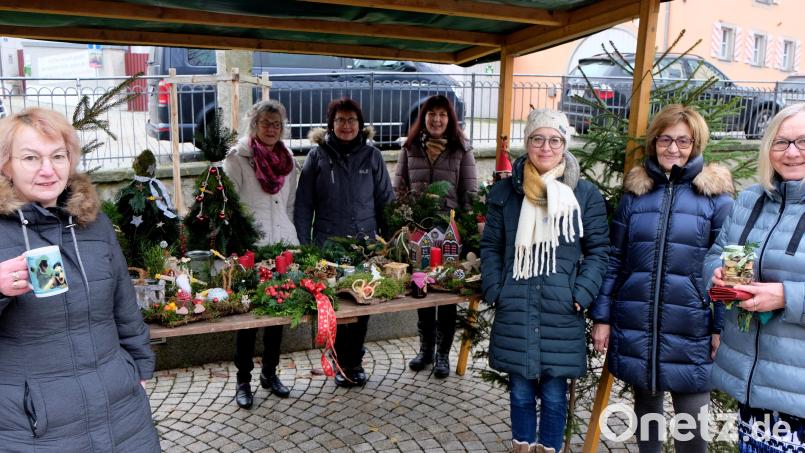 Ein Prosit mit warmem Punsch auf die fleißigen Mitglieder vom Evangelischen Frauenbund. Sie haben auf dem Marktplatz den Adventsbasar veranstaltet und stoßen auf große Resonanz. Bild: le
