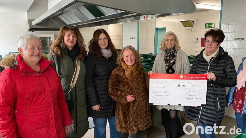 Die Vohenstraußer Tafel freut sich über eine Spende der Frauen-Union Pleystein. Bild: bey