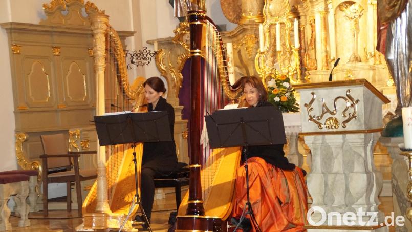 Johanna und Veronika Ponzer (von links) spielten in der Niedermuracher Kirche &quot;himmlische Harfenmusik zur Vorweihnachtszeit&quot; Bild: wel