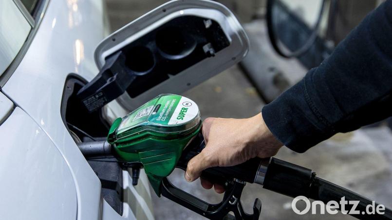 Die Preise für Benzin und Diesel an den Tankstellen sinken. Bild: Carsten Koall/dpa/Symbolbild