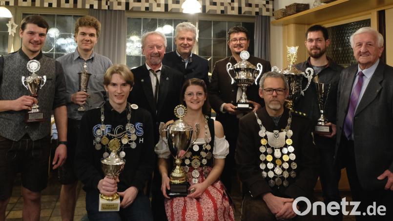 Die neuen Könige und Pokalsieger der Flosser Schützen: (sitzend, von links) Jugendkönig Julian Scherer, Schützenkönigin und Pokalsiegerin Ilona Hunsperger und Schützenmeister und Schützenkönig Siegfried Kellner; (stehend, von links) Niklas Schönberger, Rafael Lindner, die Pokalspender Erich Schieder und Bürgermeister Robert Lindner, Pokalsieger Thomas Meier, Pokalsieger Dominik Kraus und Pokalspender Fred Lehner. Bild: le