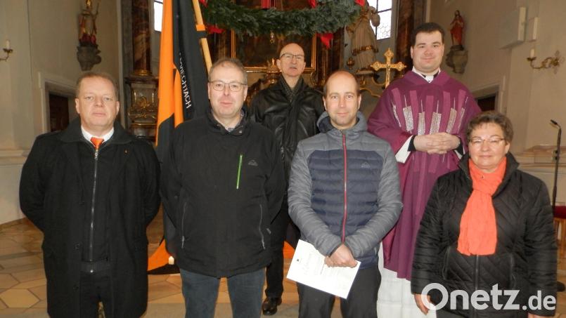 Der Kolping-Gedenktag ist der passende Rahmen, um Mitglieder auszuzeichnen. Im Bild (von links) Vorsitzender Thomas Schwingl, die Geehrten Martin Heinrich, Alfred Schießl und Sebastian Baumer, Kaplan Florian Frohnhöfer und Lydia Hösl. Bild: Anita Niebauer/exb