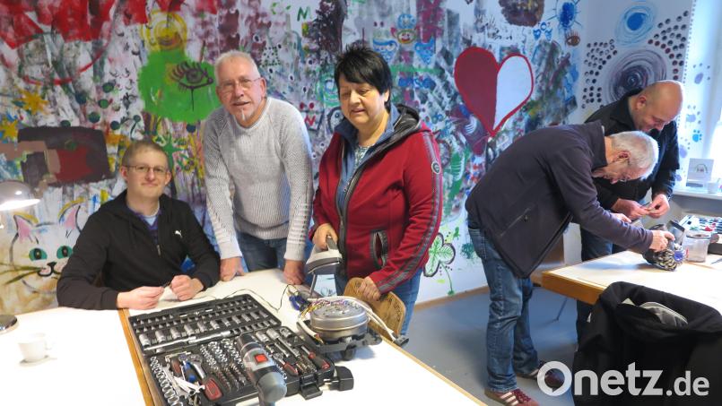 Sebastian Knies, Lothar Paulus und Monika Meyer (von links) engagieren sich ab sofort als ehrenamtliche Helfer im Reparaturcafe. Rechts sind Klaus-Dieter Gröper und Arno Preißinger mit Reparaturarbeiten beschäftigt. Bild: jzk