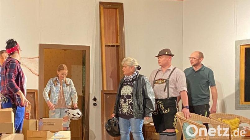 Der Trachtenverein &quot;d´Werdenfelser&quot; bringt das Stück „Villa Bruchbude“ auf die Bühne. Bild: D&#039;Werdenfelser/exb