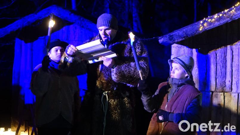 Pfarrer Wolfgang Dietz in der Rolle des “Gewissen” bei der Herbergssuche bei “Advent im Wald”. Bild: Archivbild Höcherl