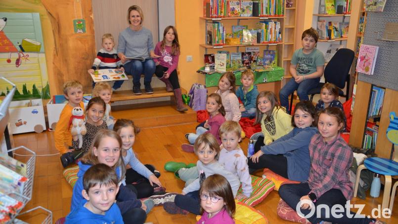 Sabine Bayerl (hinten) las den Mädchen und Buben aus zwei Büchern vor. Bild: ak