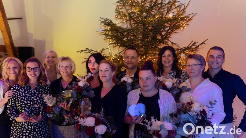 Die für langjährige Treue geehrten Mitarbeiter der Edeka-Legat-Märkte zusammen mit Inhaber Stefan Legat (rechts) und seiner Frau Claudia Legat (Dritte von links). Bild: Jakob Czepa/exb